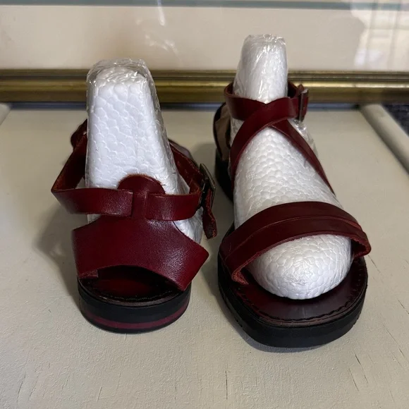 G.H. Bass & Co. Women's Burgundy Leather Strappy Sandals - Picture 2 of 6